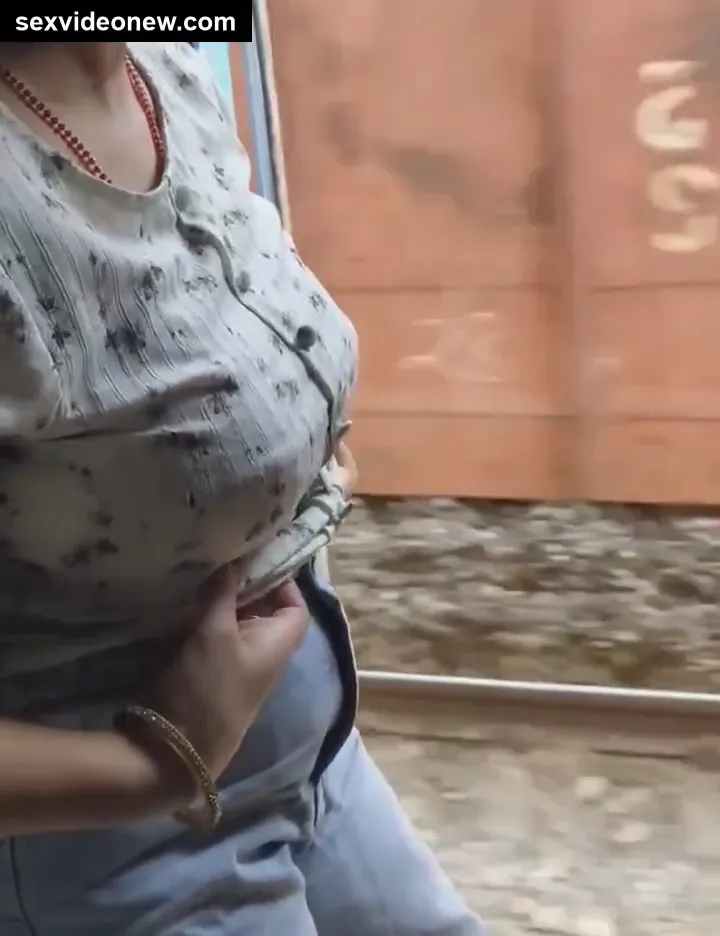 Mumbai bhabhi showing boobs in local train