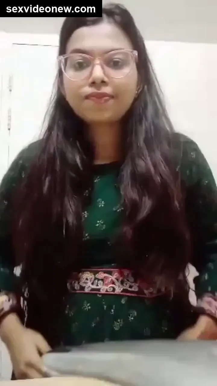Married telugu doctor bhabhi topless boobs show viral