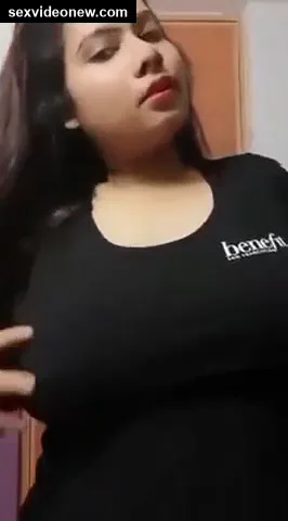 Callgirl bhabhi showing big boobs in video call to her client