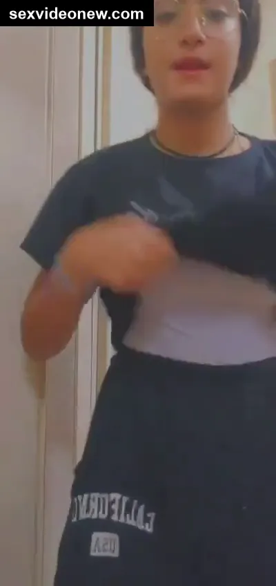 Nerdy Mumbai hostel girl showing her pussy in live call