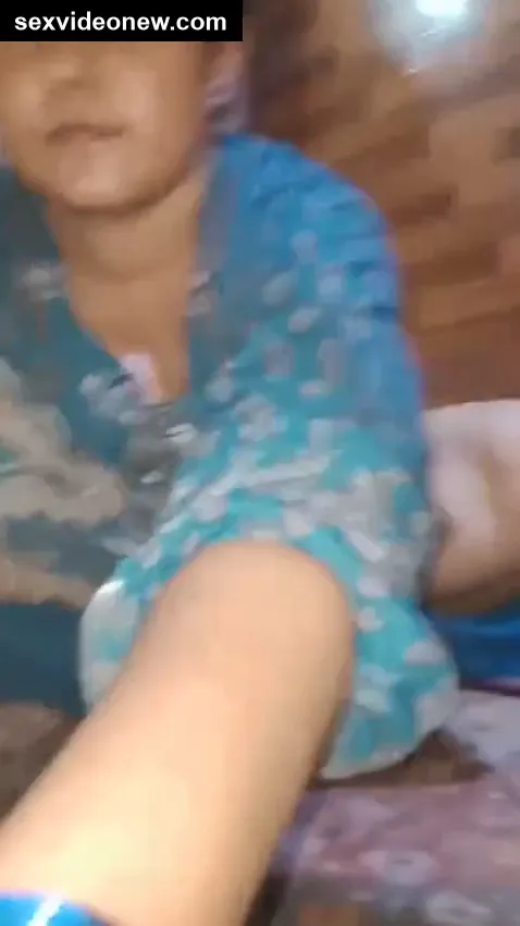 Hot bhabhi fucking bottle after oiling them - XXX video